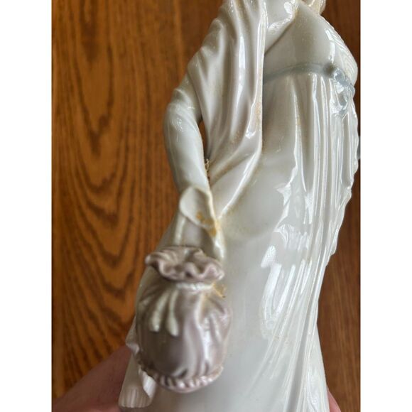 Lladro Dainty Lady #4934 - damaged hands - Picture 4 of 4